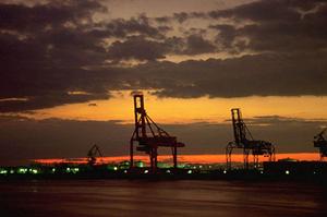 バリ取りを多角的にとらえています